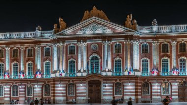 Capitole de Toulouse gece vakti hiperhız gösterileri Fransa 'nın başkenti Toulouse' un tarihi belediye binasını ve şehir merkezindeki Place du Capitole meydanını aydınlattı
