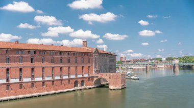 Toulouse 'un tarihi Dieu Saint-Jacques Oteli' nin Fransa 'nın Garonne Nehri kıyısındaki hava hızında düşüşü. Eski 16. yüzyıl hastanesi, şu anda Tıp Tarihi Müzesi 'nin zamanaşımına ev sahipliği yapıyor.