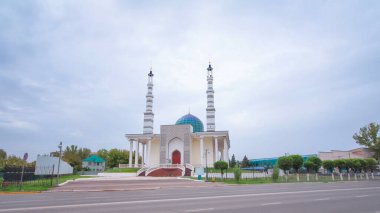 Uralsk Zaman Hızı 'ndaki Yüksek Minareleri olan Ana Cami. Gök kubbeye karşı görkemli bir mimari mucize, Kazakistan 'daki ruhani ihtişamı simgeliyor.