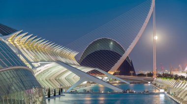Valencia 'nın Sanat ve Bilim Şehri' nin fütüristik mimarisi üzerine dolunay ile serin sulara yansıyan muhteşem bir geçiş dönemi. Büyüleyici bir İspanyol kültürel simgesi