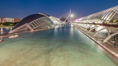 Valencia 'nın Sanat ve Bilim Şehri' nin, fütüristik mimari üzerine dolunay yansıması serin sulara yansıyan panoramik günden geceye geçiş zamanı. Büyüleyici bir İspanyol kültürel simgesi