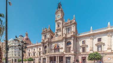 Valencia Belediye Binası (Ajuntament de Valencia) Plaza de Ayuntamiento 'da zamanaşımına uğradı. Mavi gökyüzünün altında saat kulesi olan tarihi bir bina. İspanya 'nın ana meydanında gezinen insanlar