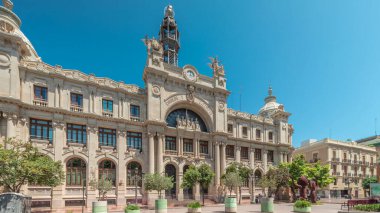 Valensiya 'daki tarihi posta ofisi (Palau de les Comunicacions) Belediye Binası Meydanı' nda (Plaza del Ayuntamiento Meydanı) zaman aşımına uğradı. Süslü cephe, trafik ve İspanya şehir merkezinde mavi bir gökyüzü..