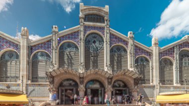 Valencia Merkez Pazarı zaman aşımına uğradı. Çarpıcı mimarisi, boyalı camları, kubbesi ve fayans detayları olan tarihi bir kamu pazarı. Market Meydanı 'nda, Santos Juanes Kilisesi yakınlarında. İspanya