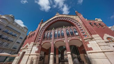 Valencia, İspanya 'da Mercado de Colon ön cephe zaman atlaması, çarpıcı Art Nouveau mimarisi sergileniyor. Güzelce restore edilmiş bir pazar binasında dükkanları ve kafeleri olan popüler turistik yerler.