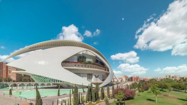 Güneşli bir günde, Valencia 'da bulunan Palau de les Arts Reina Sofia' nın havadan hızlanması. Calatrava 'daki ikonik opera binasında fütürist kıvrımlar ve bulutlu gökyüzünün altında yansıyan havuzlar var. İspanya.