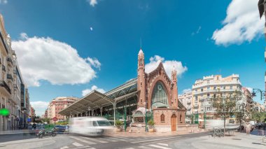 Valencia, İspanya 'da Mercado de Colon zaman atlaması, göz kamaştırıcı Art Nouveau mimarisi. Güzelce restore edilmiş bir pazar binasında dükkanları ve kafeleri olan popüler turistik yerler..