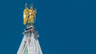 San Marco Meydanı 'ndaki ünlü 16. yüzyıl katedralinin tepesinde. Çatı, Venedik üzerinde muhteşem manzaralar sunan melek tepeli bir çan kulesine sahip. Yazın mavi gökyüzü