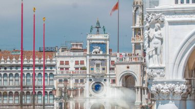 San Marco Meydanı 'ndaki St. Mark' s Saat Kulesi zaman çizelgesi, ön cephe, Venedik, İtalya. Meydandaki turistler. Kule cephesinde astronomik saat var. Tepede bir çan ve Moors figürleri var.