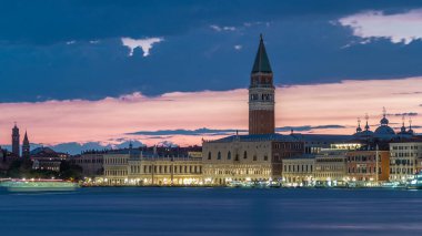 Dük 'ün Sarayı ve St. Mark Katedrali' nin Campanile 'i günden geceye geçiş zamanı. Venedik, İtalya. Gün batımından sonra renkli bulutlu gökyüzü