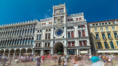 St. Mark 's Saat Kulesi Piazza San Marco, ön cephe, Venedik, İtalya' da hızlandırılmış zaman kulesi. Meydandaki turistler. Kule cephesinde astronomik saat var, Aziz Mark Aslanı.