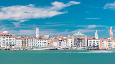Venedik Panorama timelapse Doge Sarayı, Santa Maria della St. George çan kulesinden gördün Visitazione ile. Mavi bulutlu gökyüzü yaz gün