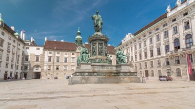 Kayzer Franz Joseph 'in heykeli Viyana' daki Hofburg Sarayı 'nda süratle ilerliyor. Hofburg Sarayı 'nın avlusunda yer alır. Güneşli bir günde mavi gökyüzü
