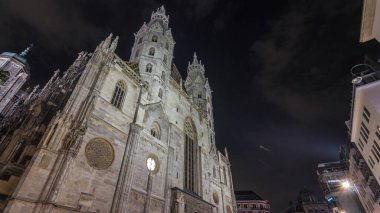Aziz Stephen Katedrali gecesi (Stephansdom, Domkirche St. Stephan), Viyana Katolik Başpiskoposluğu 'nun ana kilisesi ve dünyanın en uzun kiliselerinden biri olan Stephansplatz, Avusturya