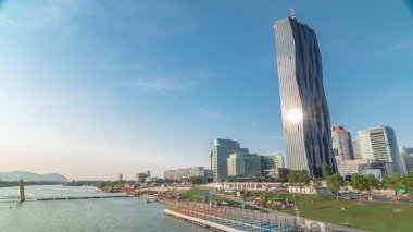 Donaustadt Tuna Şehri zaman atlaması, Avusturya 'nın Viyana kentinde gökdelenleri ve iş merkezleri bulunan modern bir semttir. Modern kuleler ve mimari bir güneş ışığını yansıtıyordu. River ve Copa Sahili