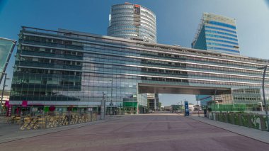 Donaustadt Tuna Şehri zaman atlaması, Avusturya 'nın Viyana kentinde gökdelenleri ve iş merkezleri bulunan modern bir semttir. Modern kuleler ve mimari bir güneş ışığını yansıttı