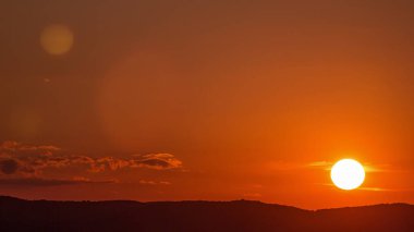 Avusturya 'da tepeler ve dağlarla birlikte Viyana şehrinin üzerinde günbatımının hava panoramik manzarası. Tuna Kulesi 'nden akşam silueti