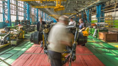 Konveyör montajı, traktörün gövdesini büyük endüstriyel fabrika zaman diliminde sahneleyecek. Çerçeve montajı, Chassis ve süspansiyon kurulumu ve diğer bölümler.