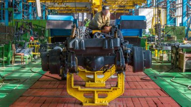 Konveyör montajı, traktörün gövdesini büyük endüstriyel fabrika zaman diliminde sahneleyecek. Çerçeve montajı, çamurluk kurulumu ve diğer bölümler.