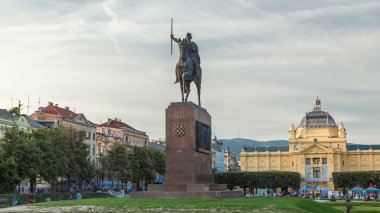 Hırvatistan Kralı Tomislav 'ın anıtı, Hırvatistan' ın başkenti Zagreb 'deki renkli parktaki yüksek hız ve sanat pavyonu. Gün batımından önce mavi bulutlu gökyüzü. Görüntüyü kapat