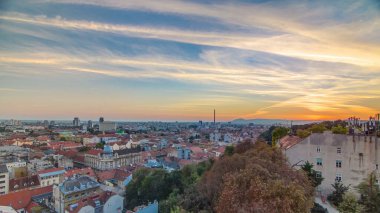 Zagreb şehir merkezindeki hava manzarası, güzel bir gün batımı, Hırvatistan 'ın başkenti. Zagreb 'in havacılık şehri. Kula Lotrscak kulesinden üst görünüm