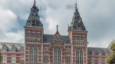 Rijksmuseum 'dan Hiperlapse, Amsterdam' daki müze meydanında ünlü bir turistik mekan. Hollanda Ulusal Müzesi, Hollanda sanat ve tarih zaman dilimine adanmıştır. Girişte yürüyen insanlar.