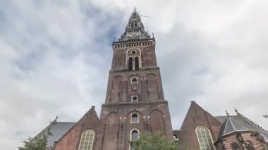 Amsterdam 'ın eski kilisesi Oude Kerk' ün hiperlapesi, şehrin en eski kilisesi, Oudekerkerksplein Timelapse 'deki De Wallen bölgesinde tarihi evlerle çevrili. Hollanda 'nın ikonik simgesi