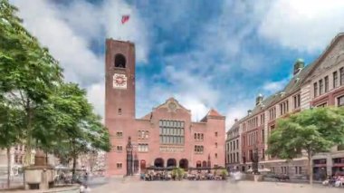 Beursplein 'in tarihi Beurs van Berlage binası, eski bir emtia borsası, şimdi de konserler ve sergiler için bir mekan. Meydanda yürüyen insanlar. Amsterdam, Hollanda