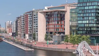 Sudaki pagoda biçiminde bir Çin restoranının hava manzarası, tarihi şehir merkezi binaları ve modern mimari zaman aralığının zeminine göre ayarlanmış. Amsterdam, Hollanda