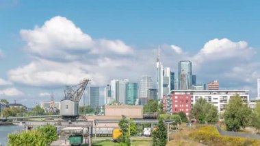Frankfurt 'un ana demiryolu köprüsü Flosserbrucke' sinin finans bölgesi gökdelenlerine karşı süratli bulutlu bir günde gökdelenler yükseliyor. Frankfurt, Almanya, Avrupa 'nın mali merkezi
