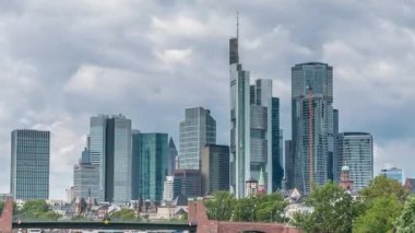 Frankfurt 'un gökdelenleri Saint Bartholomew İmparatorluk Katedrali' nin çan kulesiyle yükseliyor. Alte Brucke 'a bakıyor. Frankfurt, Almanya