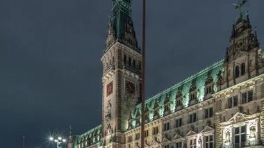 Hamburg Belediye Binası 'nın binası, Hamburg hükümetinin şehir merkezindeki Altstadt Mahallesi' ndeki merkezi. Bulutlu bir gökyüzünün altındaki ana meydandan ön manzara