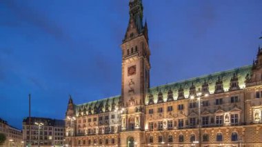 Hamburg Belediye Binası 'nın gün be gün inşa edilmesi geçiş zamanı aşırı hızlanma, şehir merkezindeki Altstadt semtindeki hükümetin merkezi. Bulutlu gökyüzünün altındaki ana meydandan ön manzara