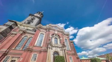 St. Michaels Kilisesi zaman atlaması, Hamburg, Almanya. Hauptkirche Sankt Michaelis, ya da Michel şehirdeki en ünlü Lutheran kilisesidir, bir barok kulesi ve ikonik saati vardır.
