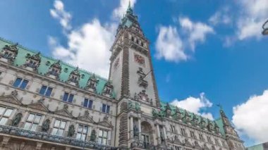 Hamburg Belediye Binası 'nın zaman atlaması binası, Hamburg hükümetinin merkezi Altstadt semtinde bulunan merkezi. Bulutlu bir gökyüzünün altındaki ana meydandan ön manzara
