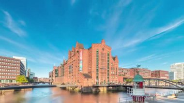 Hamburg 'daki ünlü Speicherstadt, Uluslararası Denizcilik Müzesi, ikonik tuğla binalar, kemer köprüler, kanallar ve rıhtımların yer aldığı hiperhızlandırılmış zaman atlaması. Almanya 'nın tarihi simgesi.