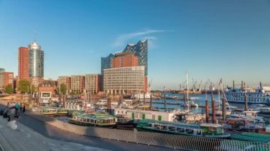 Jan Fedder Gezinti Alanı Hamburg, Almanya 'da, canlı bir liman bölgesi. Günbatımında Elbe Nehri 'nde ünlü binalarla birlikte gemiler ve botlar. Rahatlama ve manzaralı güzellik