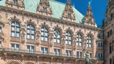 Hygieia Fountain ile birlikte Hamburg Belediye Binası 'nda pazar meydanı ve Almanya' nın Binnenalster yakınlarındaki avluda. Tarihi bir neo-rönesans simgesi açık mavi gökyüzünün altında Eski Şehir bölgesinde