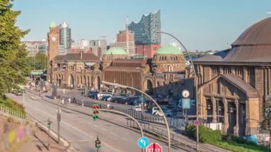 Eski Elbe Tüneli 'nin Hamburg, Almanya' ya giriş çıkış saatleri. Tarihi mimari, kavşakta trafik ve limanın panoramik manzarasının yer aldığı St. Pauli İskelesi yakınlarında yer alıyor.