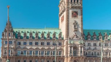 Panorama, Hamburg Belediyesi zaman çizelgesini gösteriyor. Hamburg hükümetinin merkezi olan Altstadt semtinde yer alan bir yer. Güneşli bir günde ana meydandan görünüm