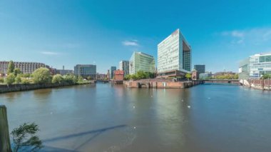 Panorama, modern Spiegel ofis binaları St. Catherines Kilisesi 'ne açılan Ericusgraben' de Hamburg HafenCity 'nin ufuk çizgisi zaman çizelgesini gösteriyor. Almanya 'daki Elbe' nin canlı şehir mimarisi