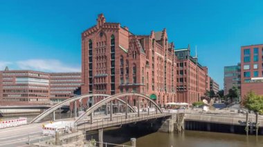 Uluslararası Deniz Müzesi, ikonik tuğla binalar, kemer köprüler, kanallar ve rıhtımların yer aldığı Hamburg 'daki ünlü Speicherstadt' ı gösteren panorama. Almanya 'nın tarihi simgesi.