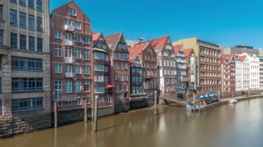 Kleines Rıhtımı 'nın Hamburg, Almanya' da bulunan Elbe Kanalı 'nın kuzeyindeki hava zaman tünelini gösteren panorama. Resimli kafeler ve tarihi tuğla evler sakin sahil şeridi boyunca uzanır, gelgit manzarasından zevk almak için mükemmeldir.