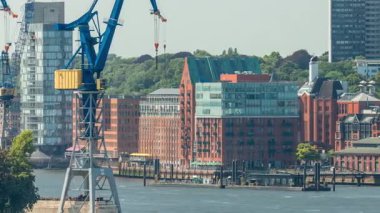 Hamburg 'daki Altona Balık Pazarı' nın zaman çizelgesi. Elbe Nehri 'ne yansıyan binaların olduğu tarihi bir pazar. Ticaret, kültür ve canlı liman manzarası. İskele vinçleri ve gökdelenler