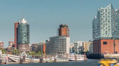 Hamburgs 'un ünlü Elbphilharmonie konser salonu, önünde gemiler ve tekneler. Arka planda Uberseebrucke ve Niederhafen, Hafencity rıhtımında. Almanya