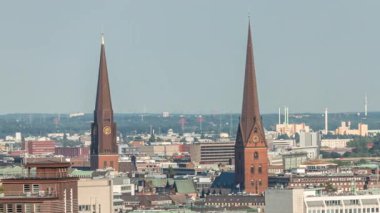 Hamburgs 'un tarihi şehir merkezinin hava zaman çizelgesi. Pazar meydanında ikonik belediye kulesi ve kilise kuleleri var. Antik liman bölgesi Almanya 'nın sığınak perspektifinden görülüyor