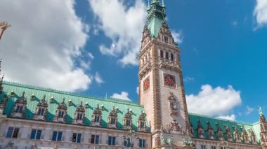 Hamburg Belediye Binası zaman çizelgesi, Hamburg hükümetinin merkezi, şehir merkezindeki Altstadt semtinde yer almaktadır. Bulutlu bir gökyüzünün altındaki ana meydandan ön manzara