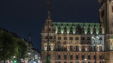 Şehir merkezindeki Altstadt mahallesinde Hamburg Belediyesi 'nin aydınlatılmış binasını gösteren panorama, Hamburg hükümetinin merkezi. Ana meydandan ön görünüm