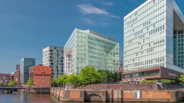 Ericusgraben 'deki Hamburg HafenCity silueti St. Catherines Kilisesi' ne giden modern Spiegel ofis binaları manzaralı. Almanya 'daki Elbe' nin canlı şehir mimarisi