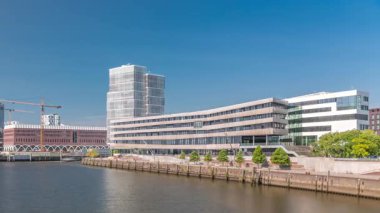 Hamburg, Almanya 'daki HafenCity Üniversitesi' nin Timelapse 'sinde modern mimari, vinçli inşaat alanı ve kentsel kalkınma merkezinin kıyı şeridi yer alıyor.